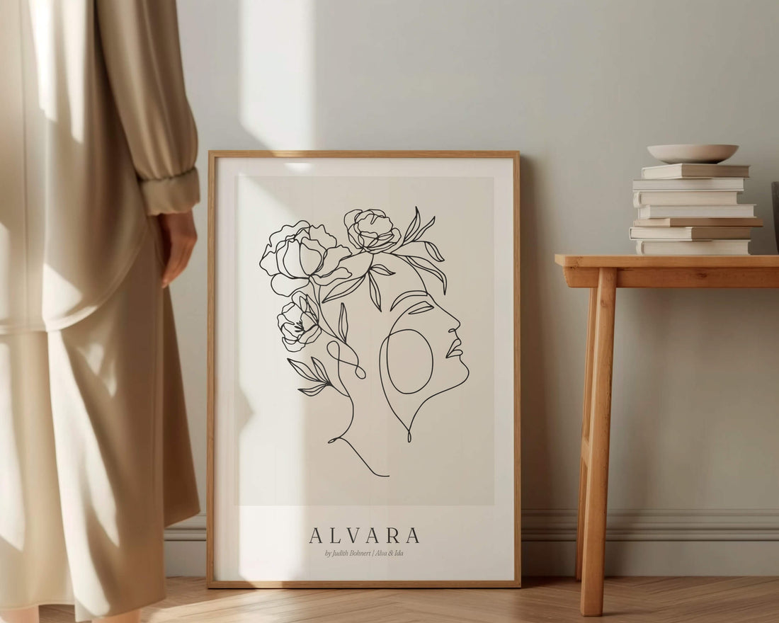 Alvara – Mystisches Line Art Portrait mit Blumen | Kunstdruck im Holzrahmen