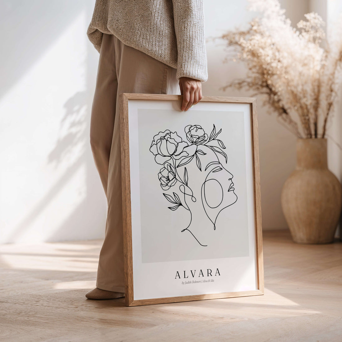 Alvara – Mystisches Line Art Portrait mit Blumen | Kunstdruck im Holzrahmen