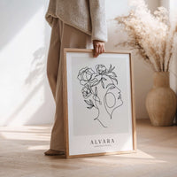Alvara – Mystisches Line Art Portrait mit Blumen | Kunstdruck im Holzrahmen