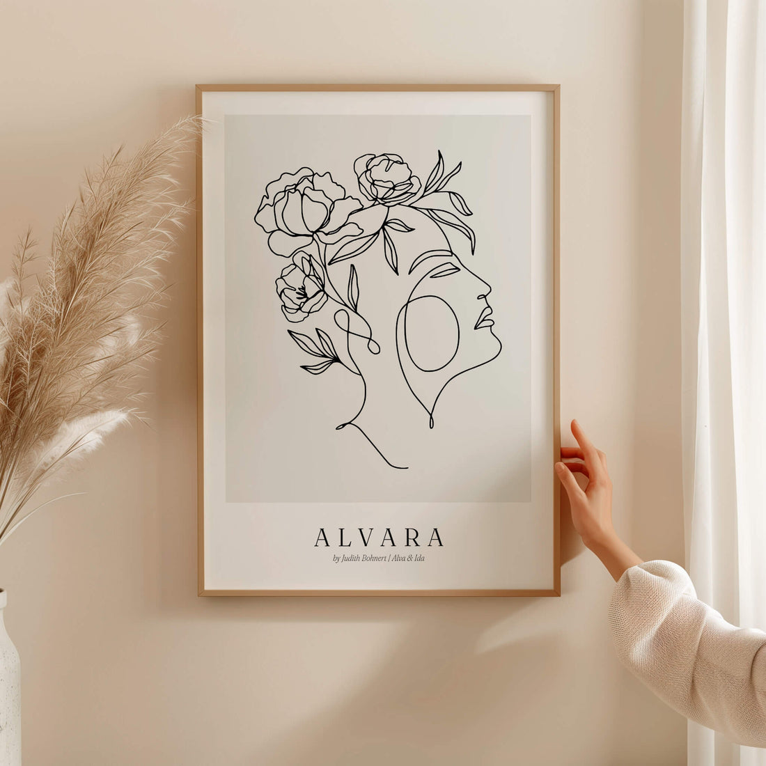Alvara – Mystisches Line Art Portrait mit Blumen | Kunstdruck im Holzrahmen