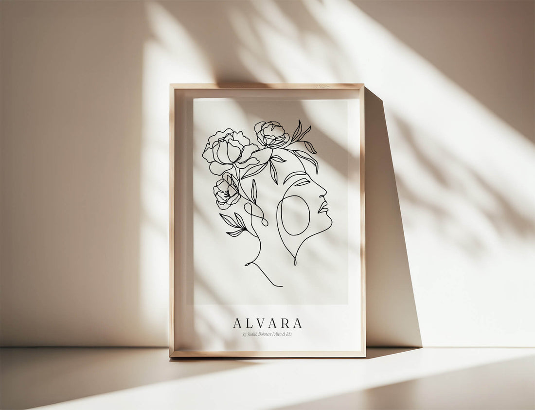 Alvara – Mystisches Line Art Portrait mit Blumen | Kunstdruck im Holzrahmen